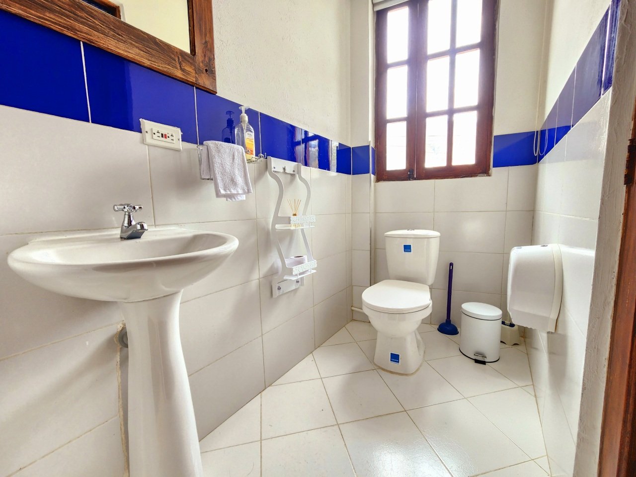 Segundo baño (Completo: Ducha, lavamanos, sanitario)